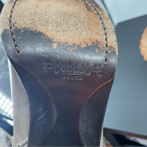 Corral Brown Ankle Boots with Western Style and Chunky Heel - Picture 9 of 9